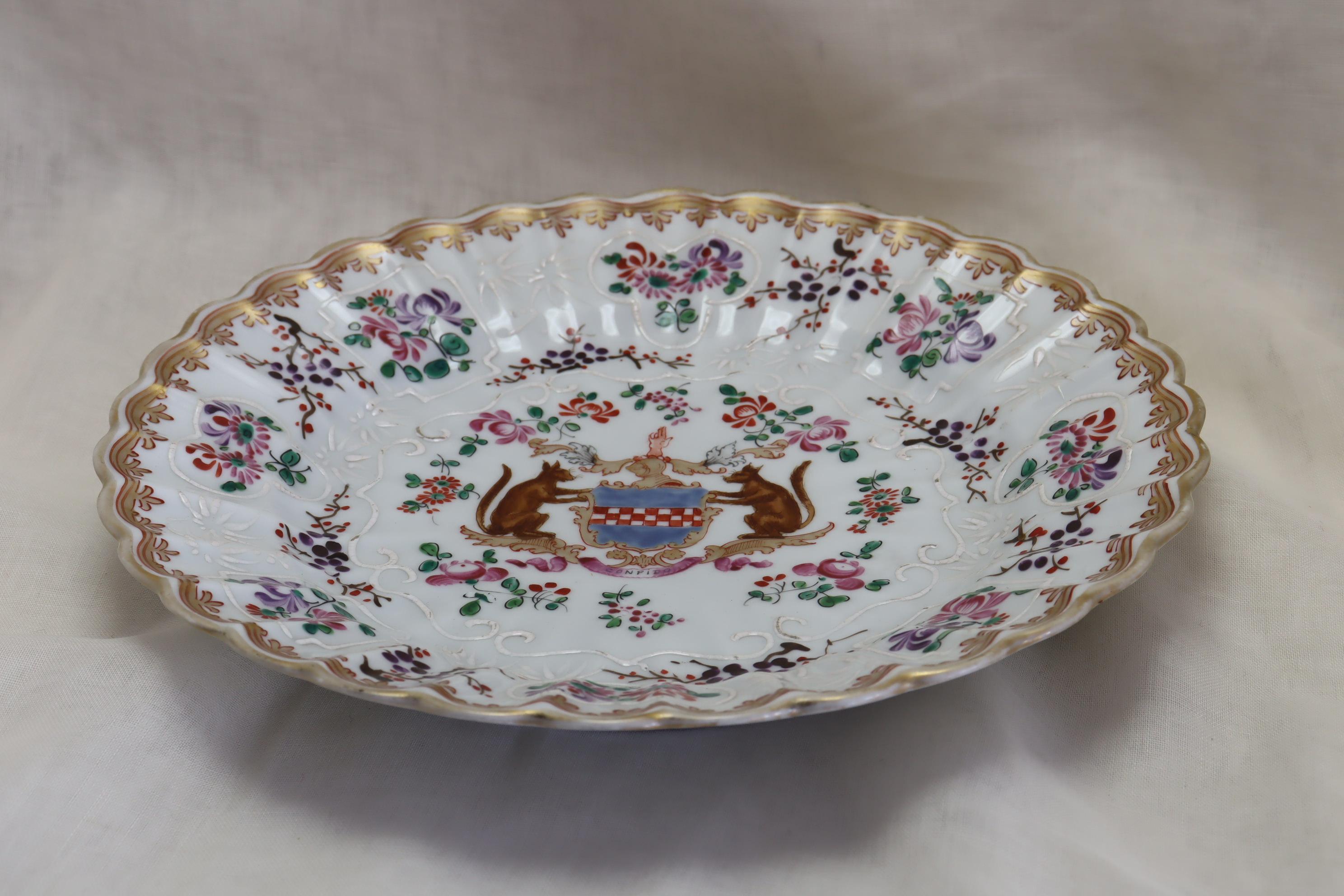 Samson of Paris Mock Chinese Export Ware Armorial Plate In Good Condition For Sale In East Geelong, VIC