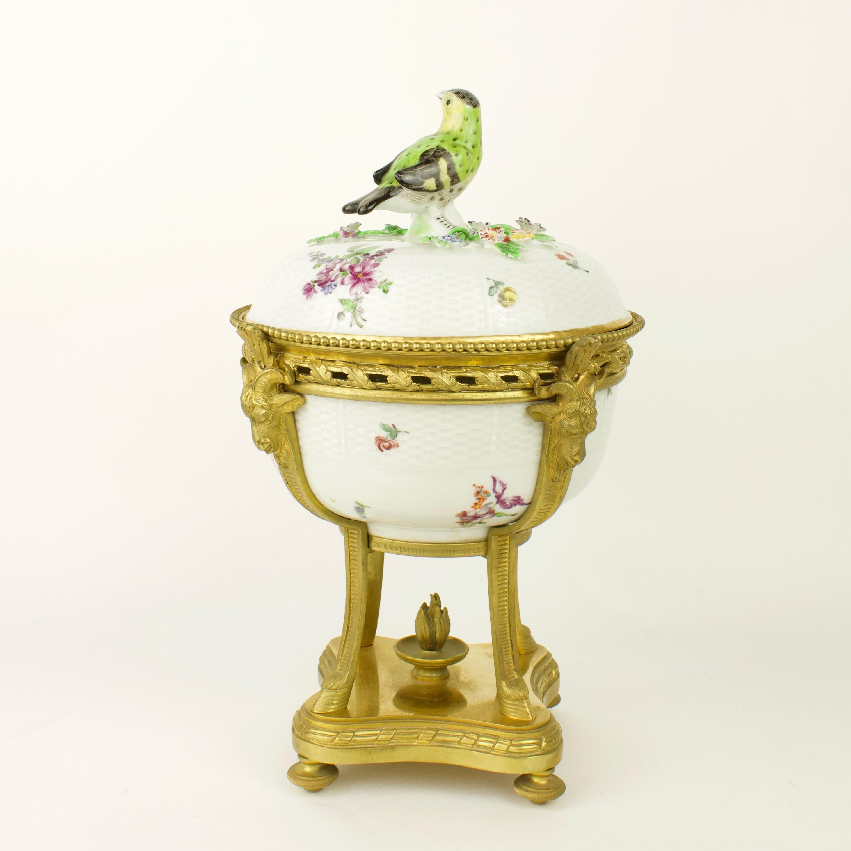 Français Bol et couvercle de monture Samson Paris en porcelaine d'inspiration Meissen du 19ème siècle en vente