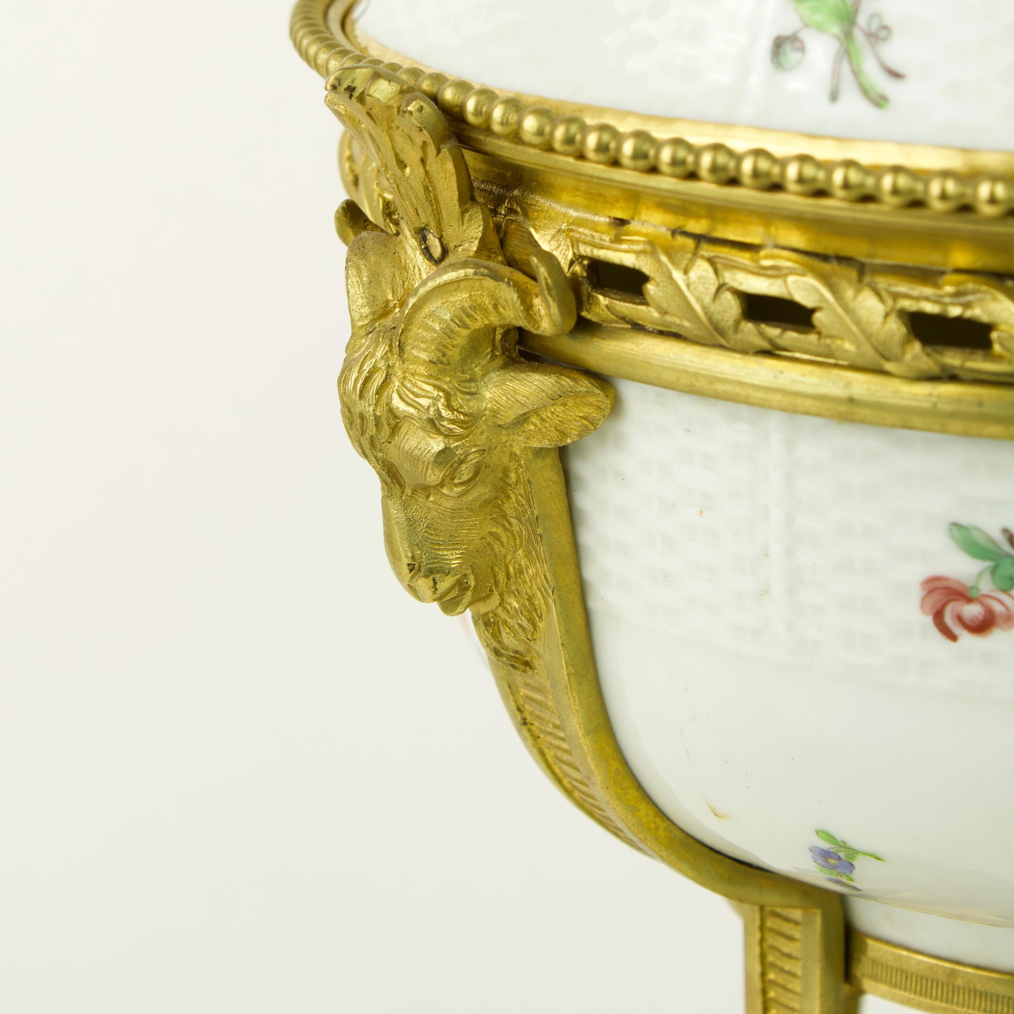 Bol et couvercle de monture Samson Paris en porcelaine d'inspiration Meissen du 19ème siècle Bon état - En vente à Berlin, DE