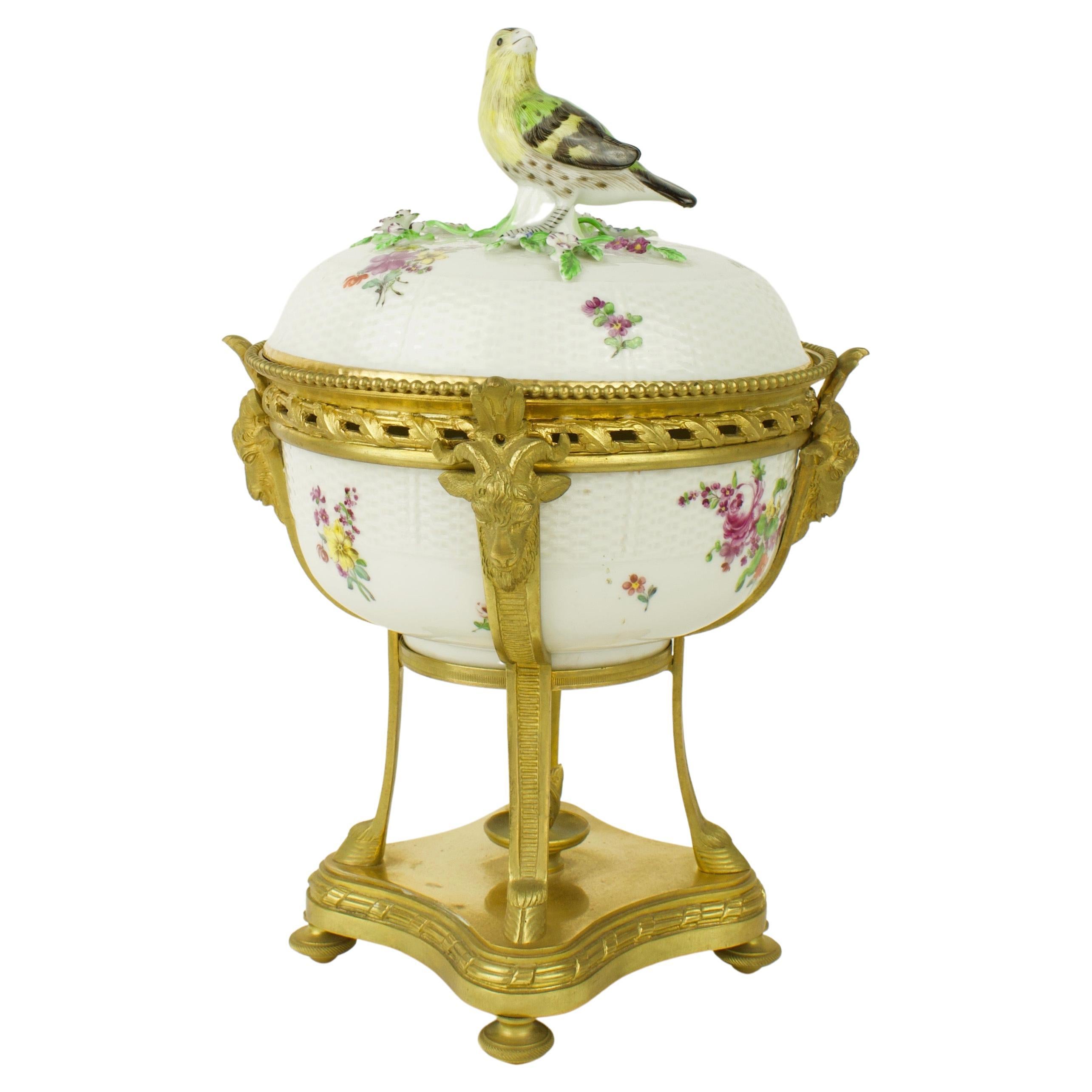 Bol et couvercle de monture Samson Paris en porcelaine d'inspiration Meissen du 19ème siècle