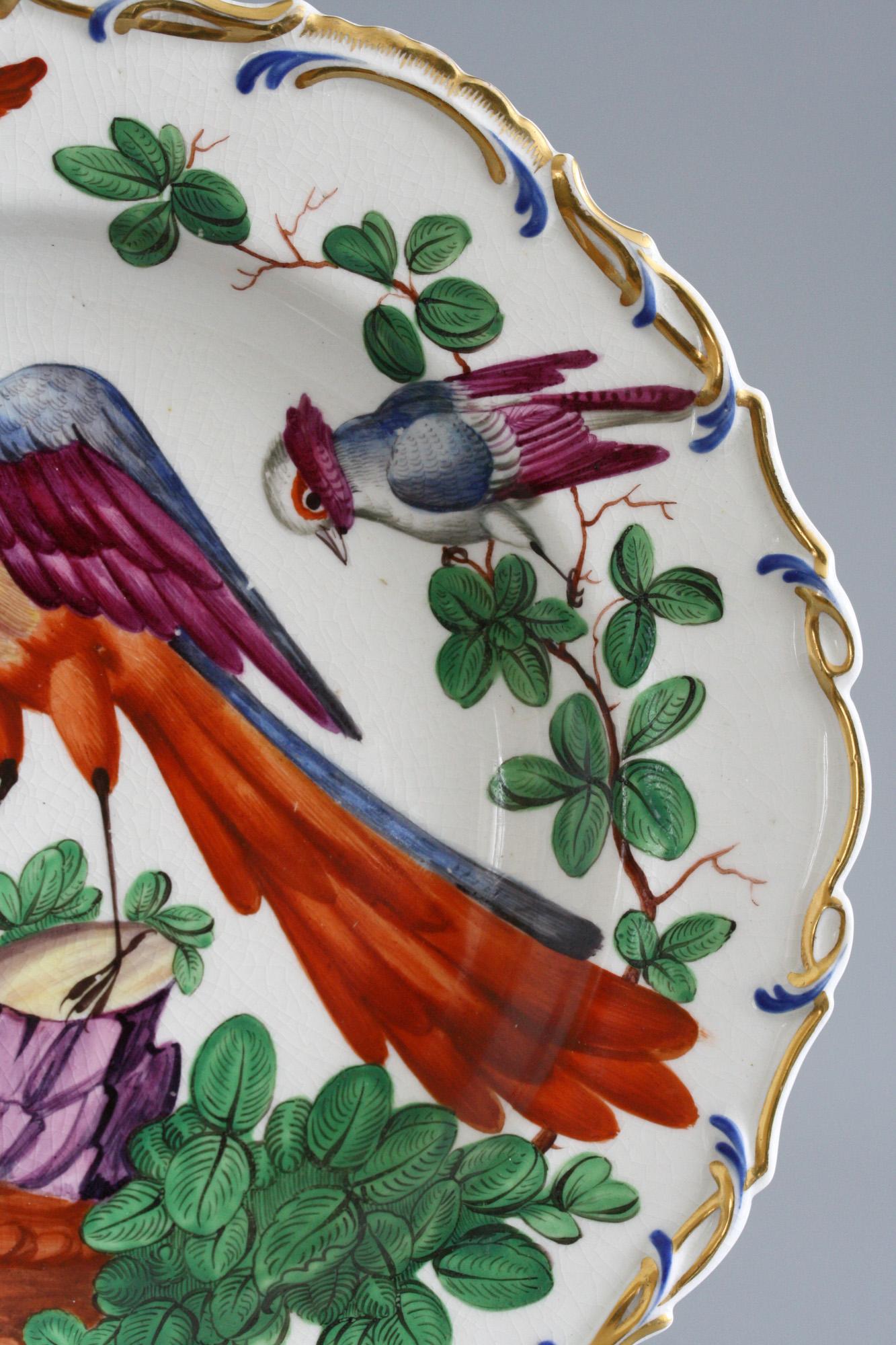 Georgien Assiette d'armoire peinte « Oiseaux exotiques » de Samson Paris style Chelsea en vente