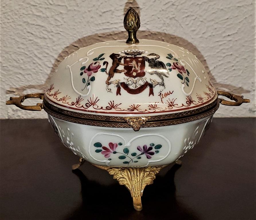 Presenting a gorgeous French heraldic early 20th century Samson Paris signed porcelain trinket box probably by Edme Samson.

Marked on the base with the letters “B” and “W” inside a shield. What appears to be a Samson mark to the right of it and
