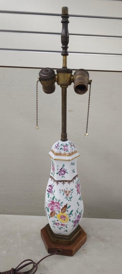 Vase couvert de porcelaine Samson de style Famile Rose monté comme lampe