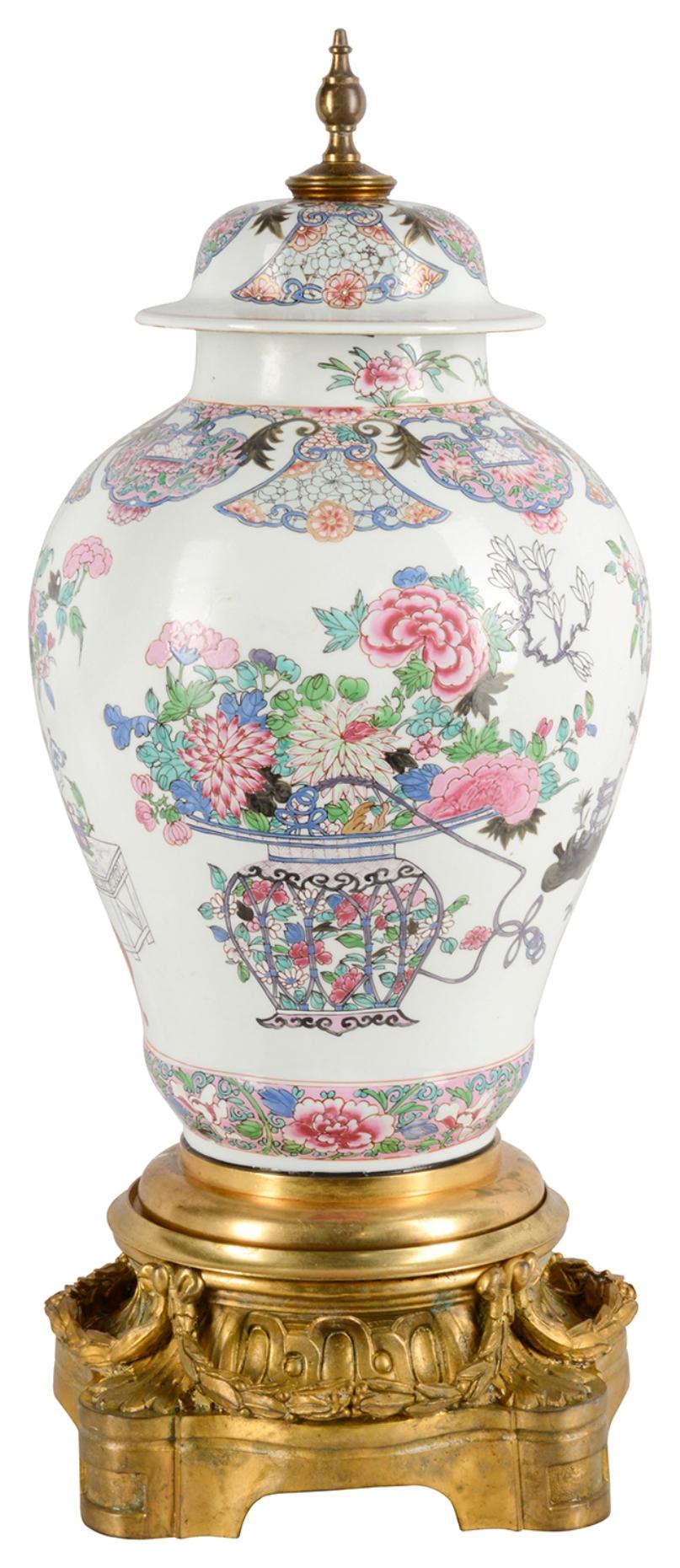 Eine sehr gute Qualität späten 19. Jahrhundert Famille Rose Stil Porzellan Deckel Vase / Lampe. Mit wunderschönem, farbenfrohem Blumen- und Motivschmuck mit Szenen von Vasen mit exotischen Blumen. Montiert auf einem eindrucksvollen vergoldeten