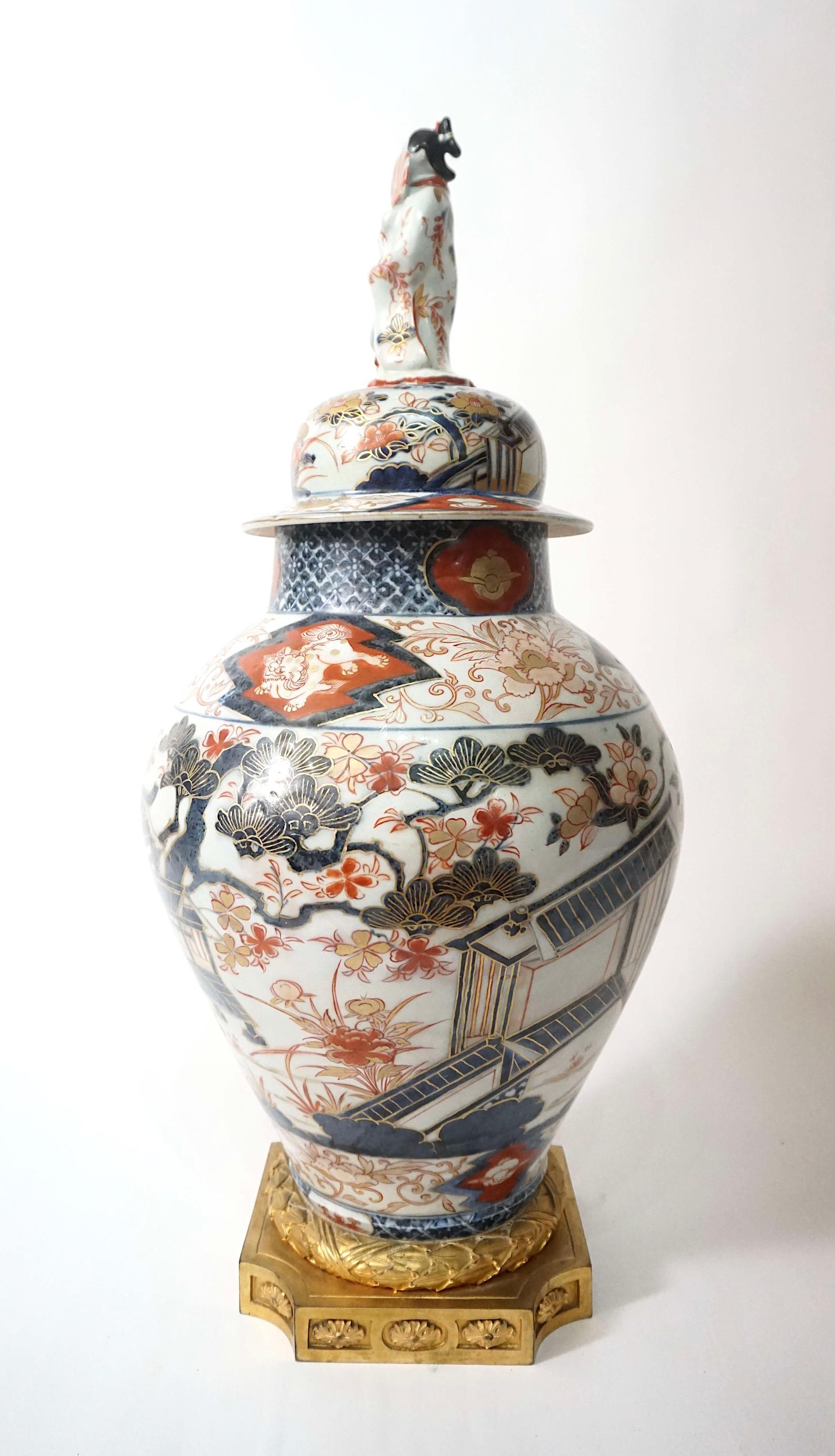 Fatto a mano Vaso da tempio in Imari Porcelain di Samson su base in bronzo ormeggiato, circa 1850 in vendita