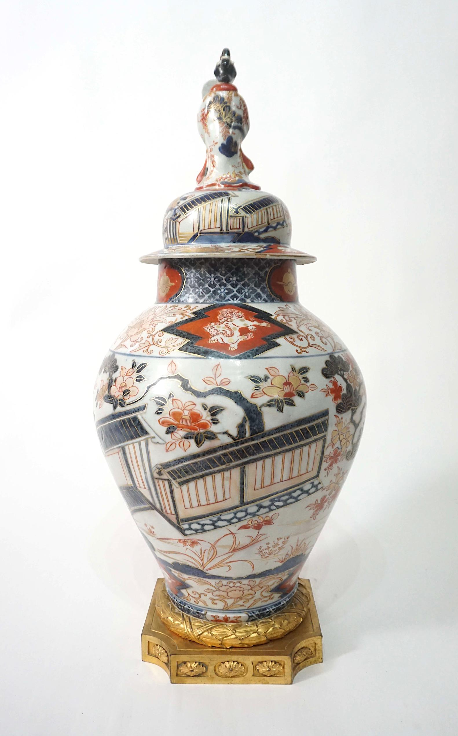 XIX secolo Vaso da tempio in Imari Porcelain di Samson su base in bronzo ormeggiato, circa 1850 in vendita