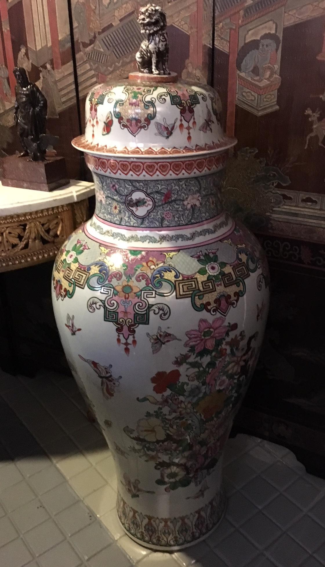 Vases et couvercles en porcelaine Samson, décoration Famille Rose, taille exceptionnelle Excellent état - En vente à Saint-Ouen, FR