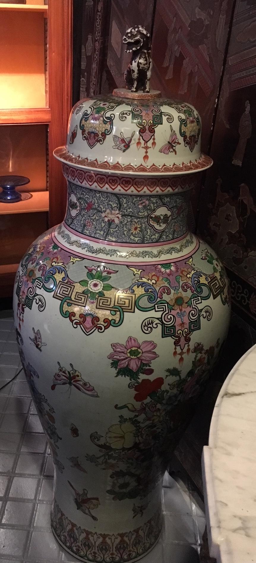XIXe siècle Vases et couvercles en porcelaine Samson, décoration Famille Rose, taille exceptionnelle en vente