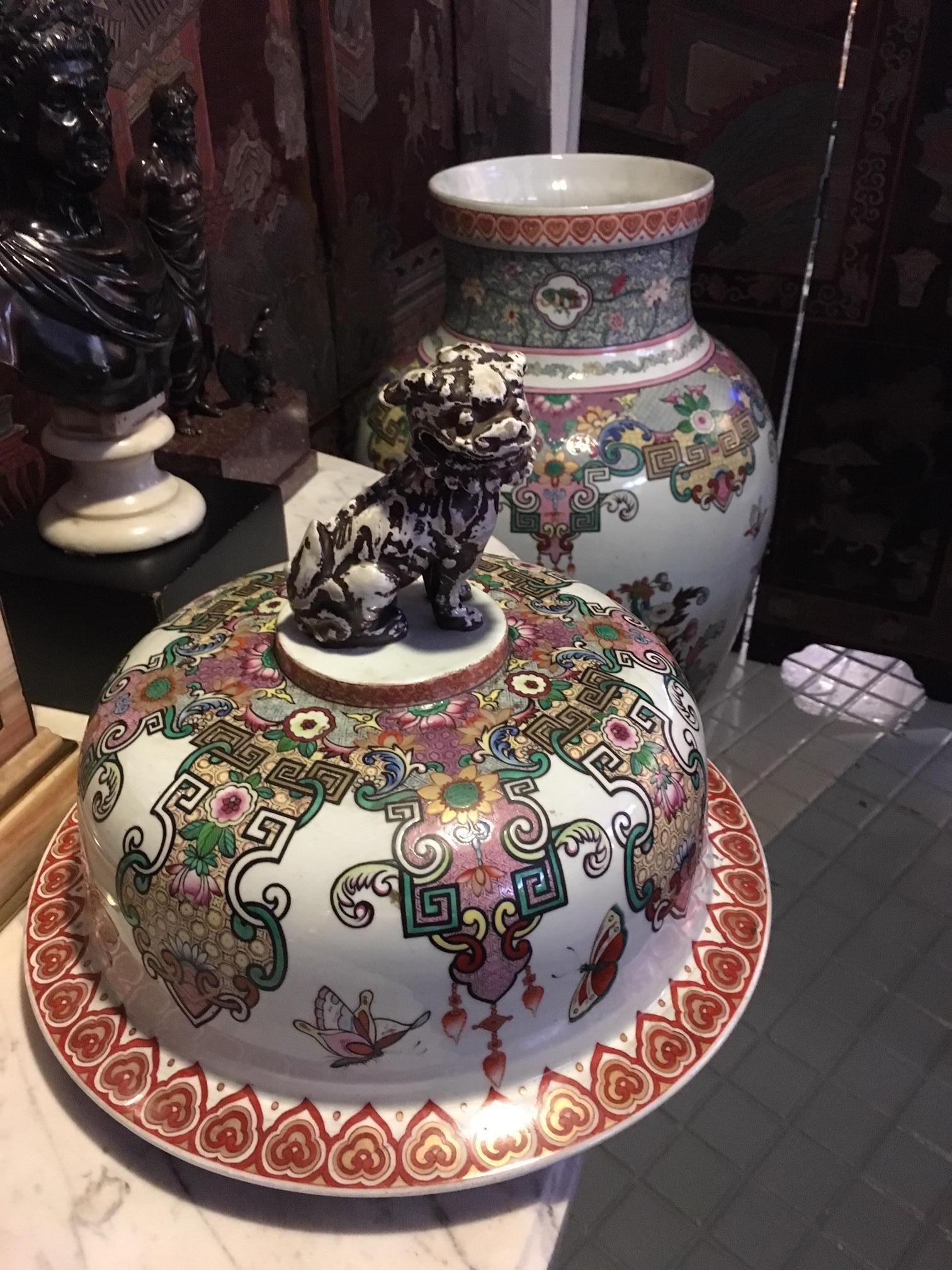 Vases et couvercles en porcelaine Samson, décoration Famille Rose, taille exceptionnelle en vente 1