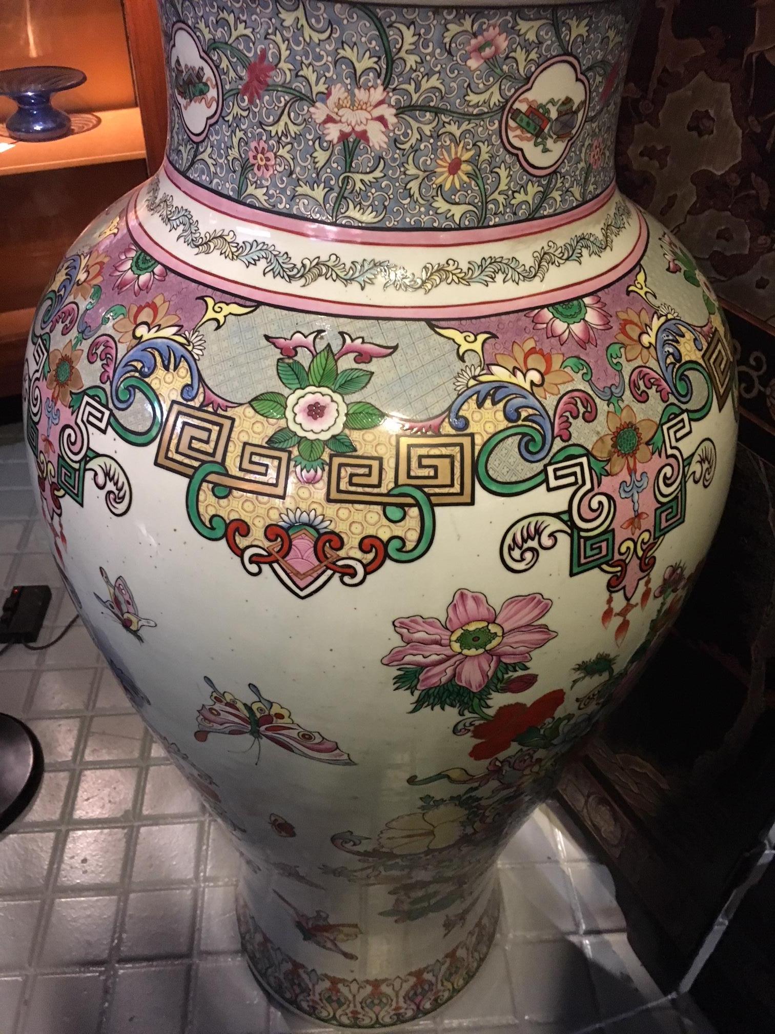 Vases et couvercles en porcelaine Samson, décoration Famille Rose, taille exceptionnelle en vente 2