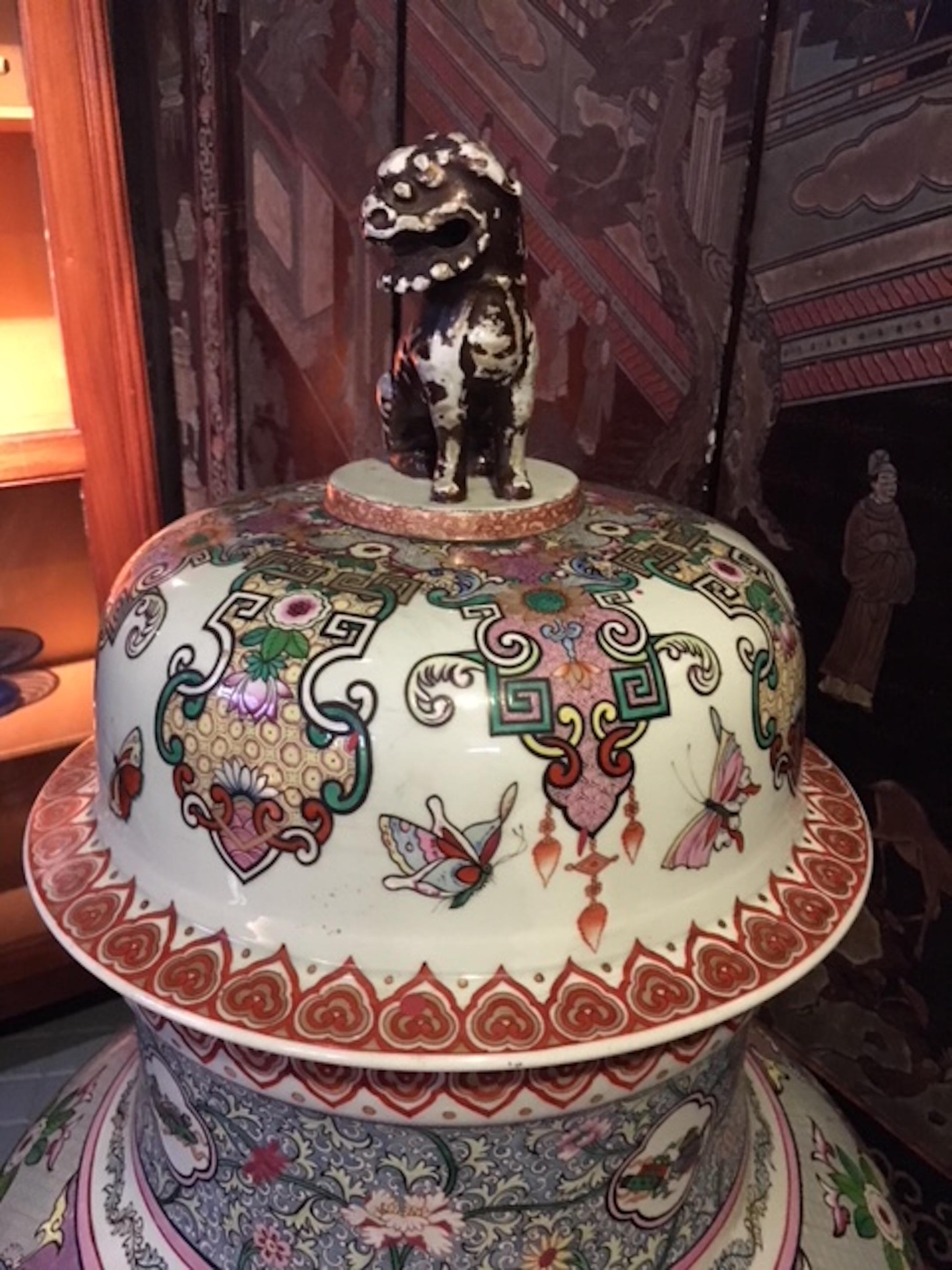 Vases et couvercles en porcelaine Samson, décoration Famille Rose, taille exceptionnelle en vente 3