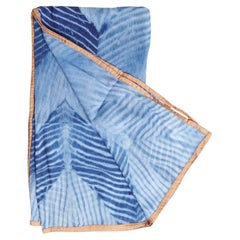 Samu Indigofarbener Schal mit goldenem Seidensaum, handgefertigt von Kunsthandwerkern mit Shibori-Druck