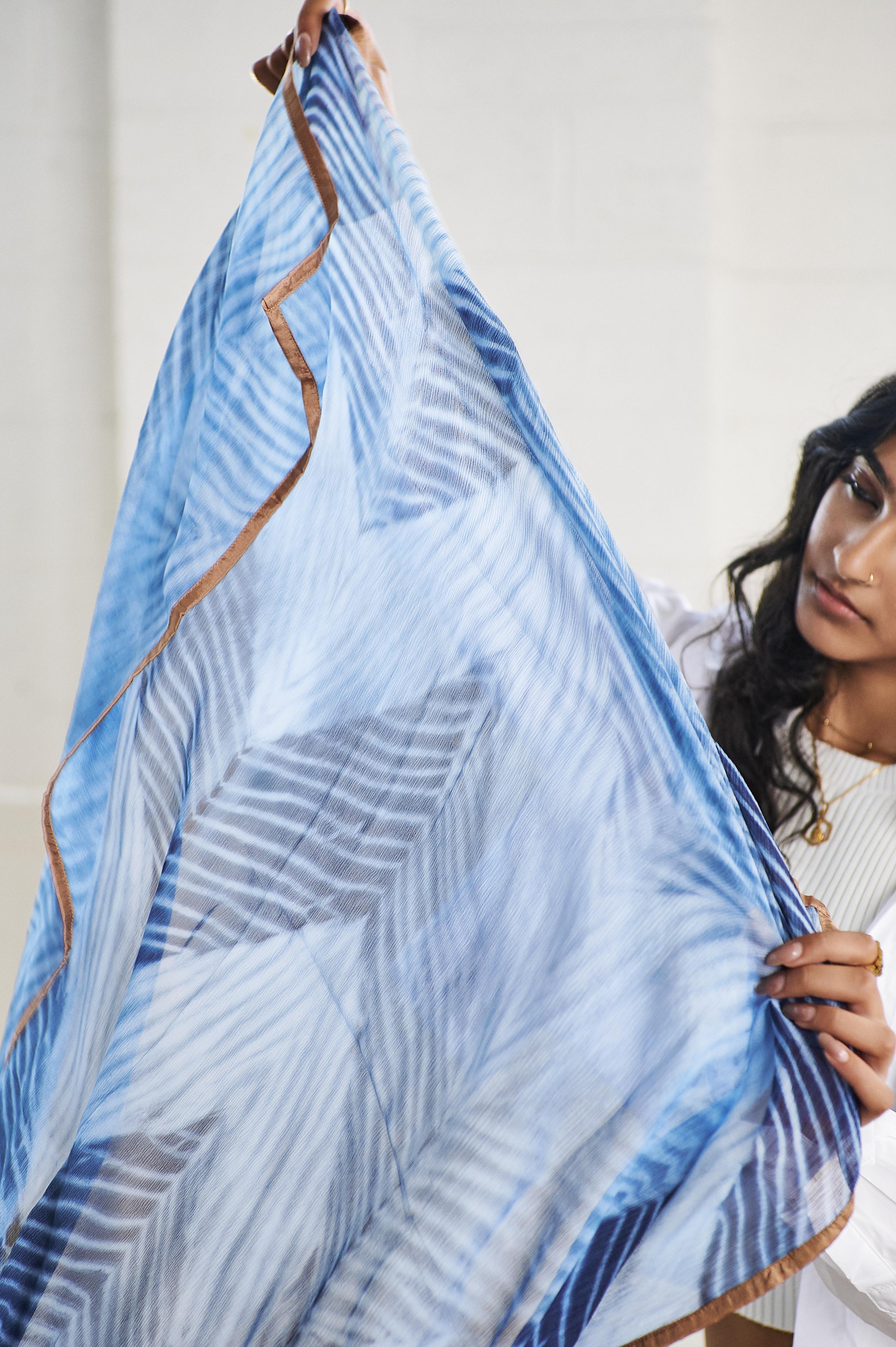 Samu Sciarpa moderna artigianale in chiffon di seta quadrata bianca indaco con orlo in seta dorata in vendita 3