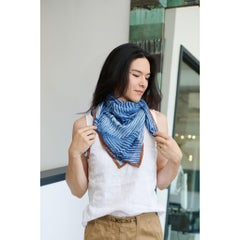 Écharpe artisanale Samu moderne carrée en mousseline de soie blanche indigo avec ourlet en soie dorée