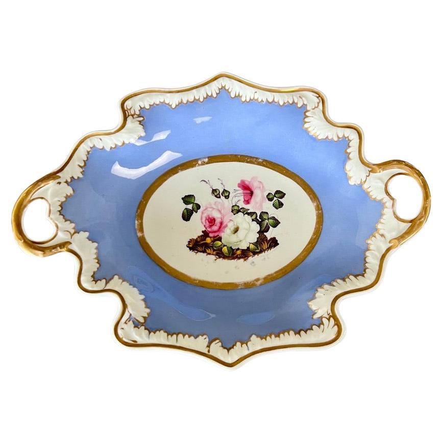 Plat à 2 anses Samuel Alcock, bleu pervenche, lilas, avec fleurs, vers 1823