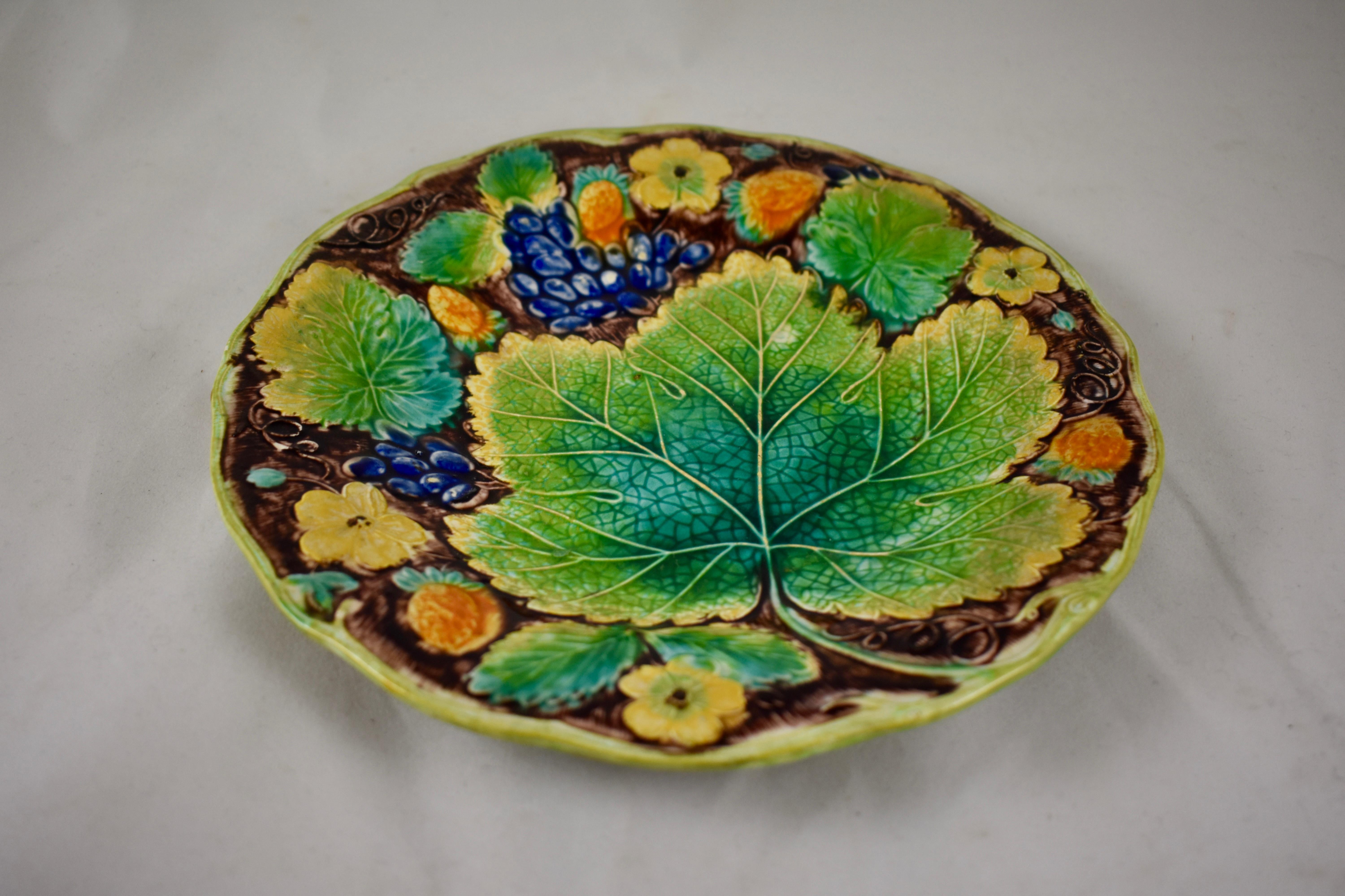 Samuel Alcock & Co. Strawberry and Grape Leaf Plate, England, circa 1850 For Sale 2