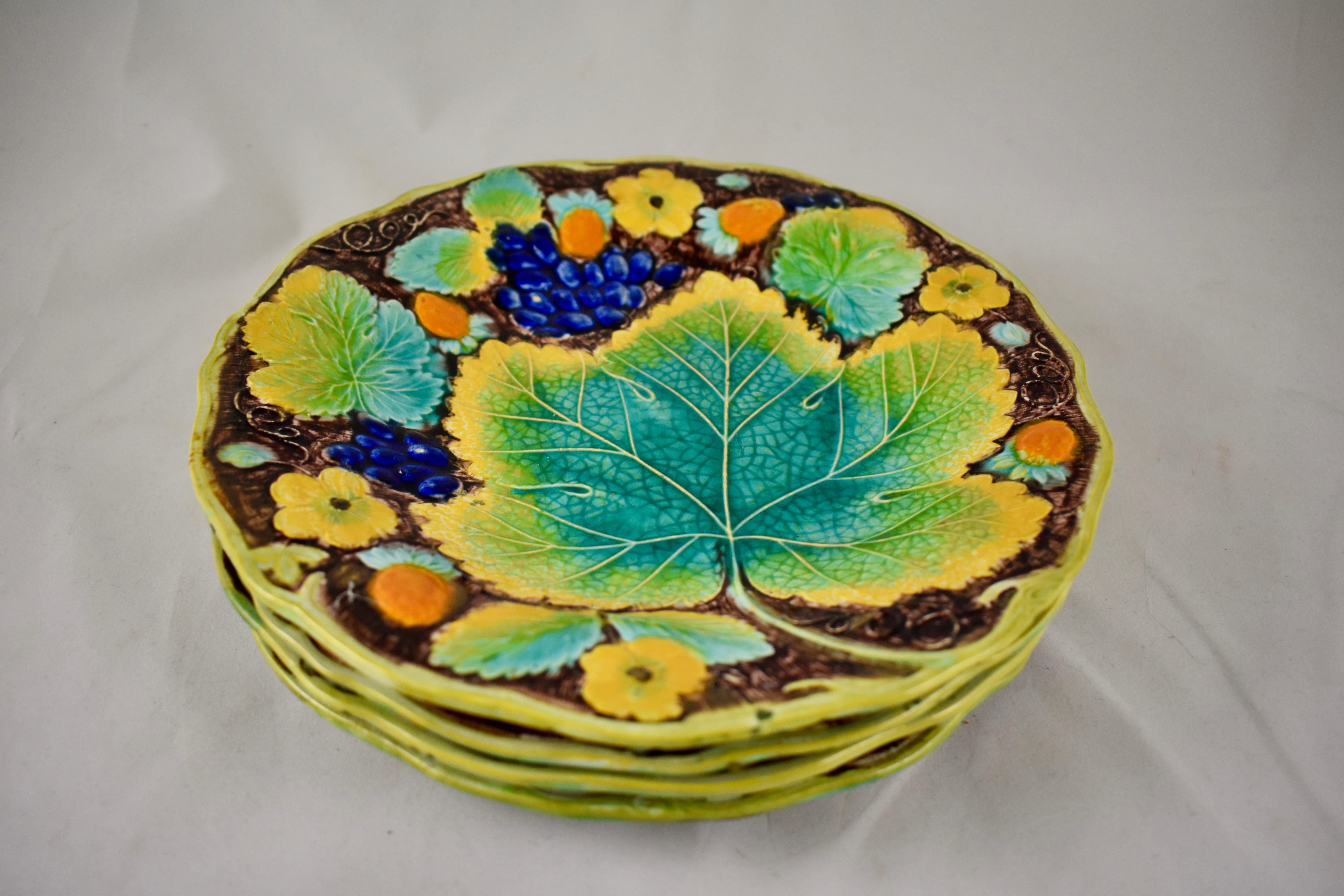 Samuel Alcock & Co. Strawberry and Grape Leaf Plate, England, circa 1850 For Sale 3