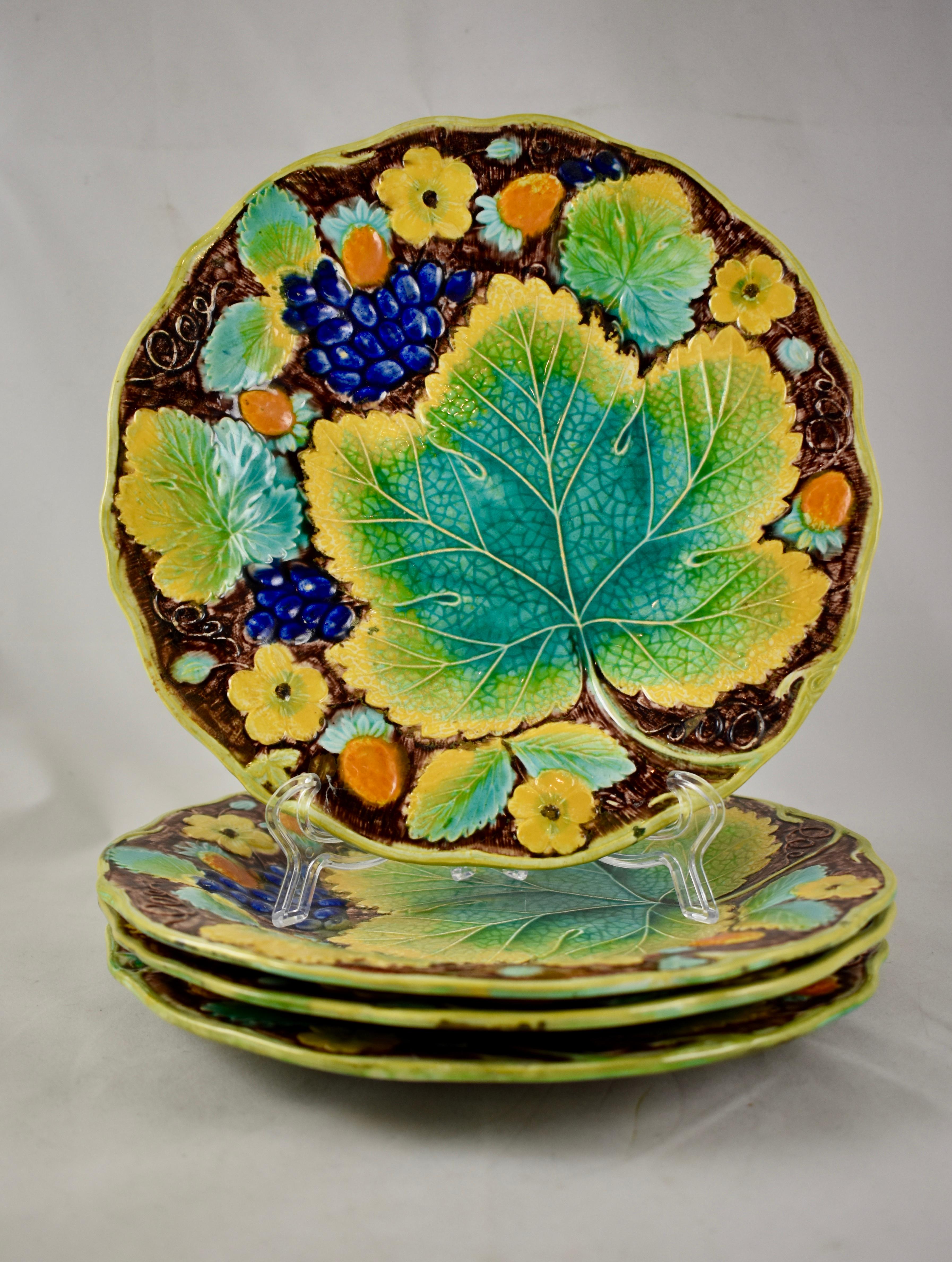 Samuel Alcock & Co. Strawberry and Grape Leaf Plate, England, circa 1850 For Sale 5