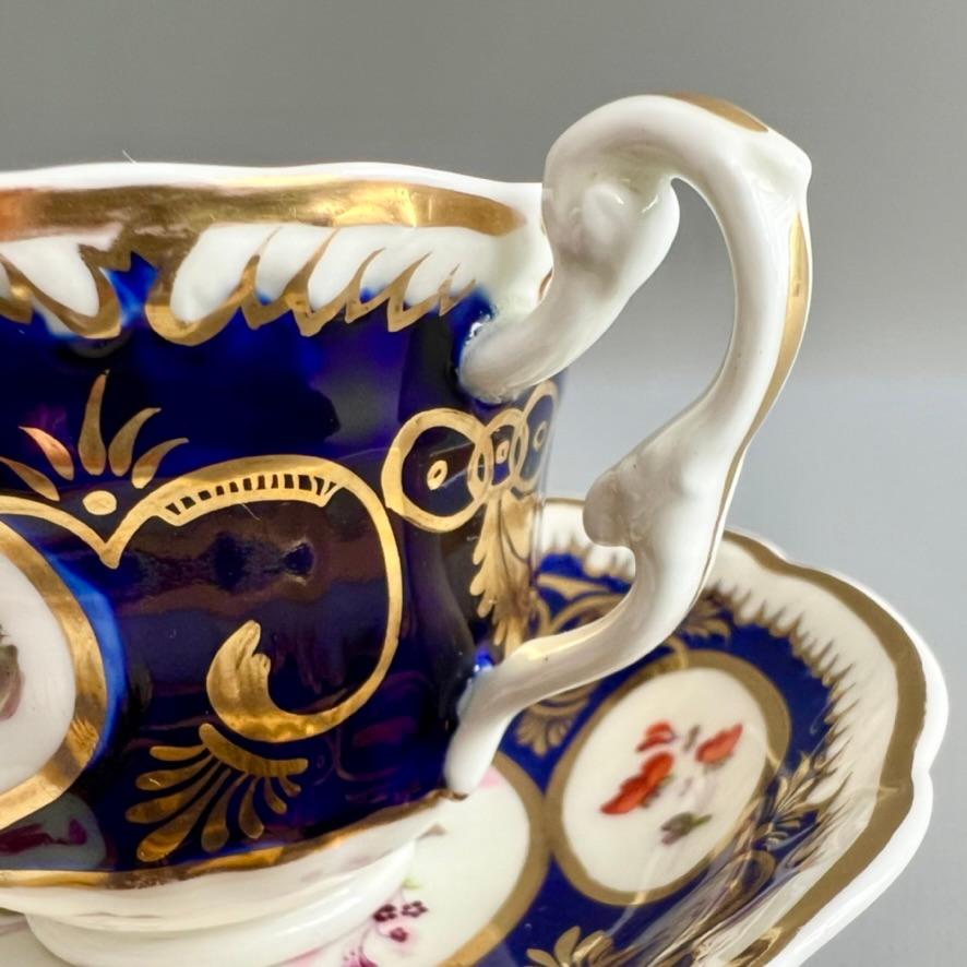 Tasse et soucoupe Samuel Alcock, bleu cobalt, vignes et fleurs dorées, vers 1825 en vente 3