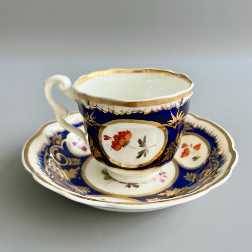 Néo-rococo Tasse et soucoupe Samuel Alcock, bleu cobalt, vignes et fleurs dorées, vers 1825 en vente