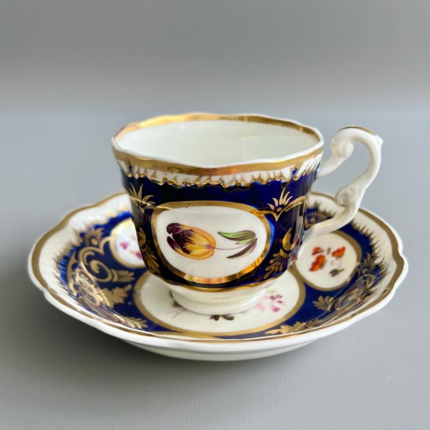 Anglais Tasse et soucoupe Samuel Alcock, bleu cobalt, vignes et fleurs dorées, vers 1825 en vente