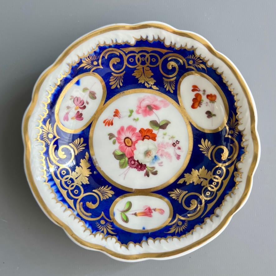 Peint à la main Tasse et soucoupe Samuel Alcock, bleu cobalt, vignes et fleurs dorées, vers 1825 en vente
