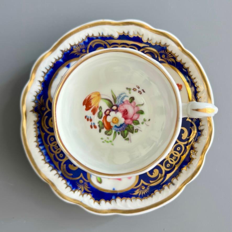 Tasse et soucoupe Samuel Alcock, bleu cobalt, vignes et fleurs dorées, vers 1825 Bon état - En vente à London, GB