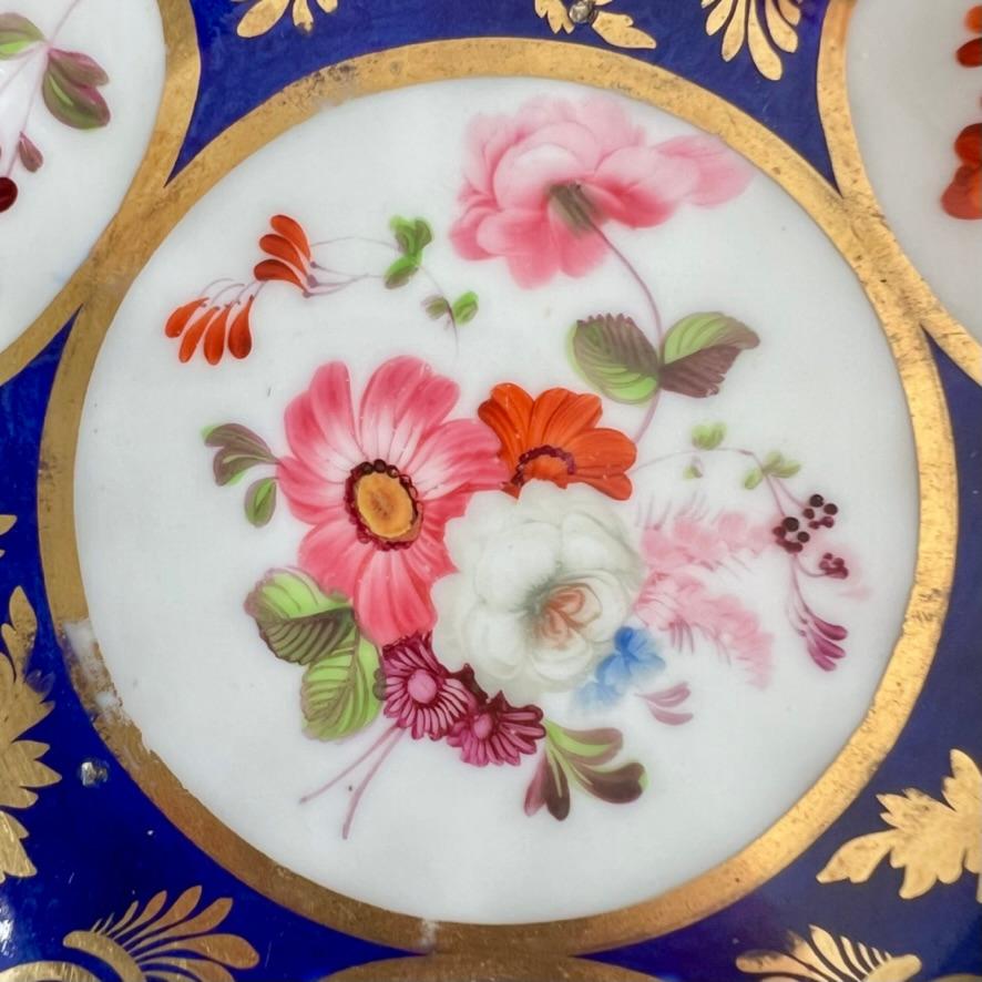 Début du XIXe siècle Tasse et soucoupe Samuel Alcock, bleu cobalt, vignes et fleurs dorées, vers 1825 en vente