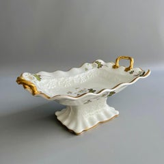 Samuel Alcock Comport mit Fuß, geprägt, weiß mit Passionsblume, um 1824