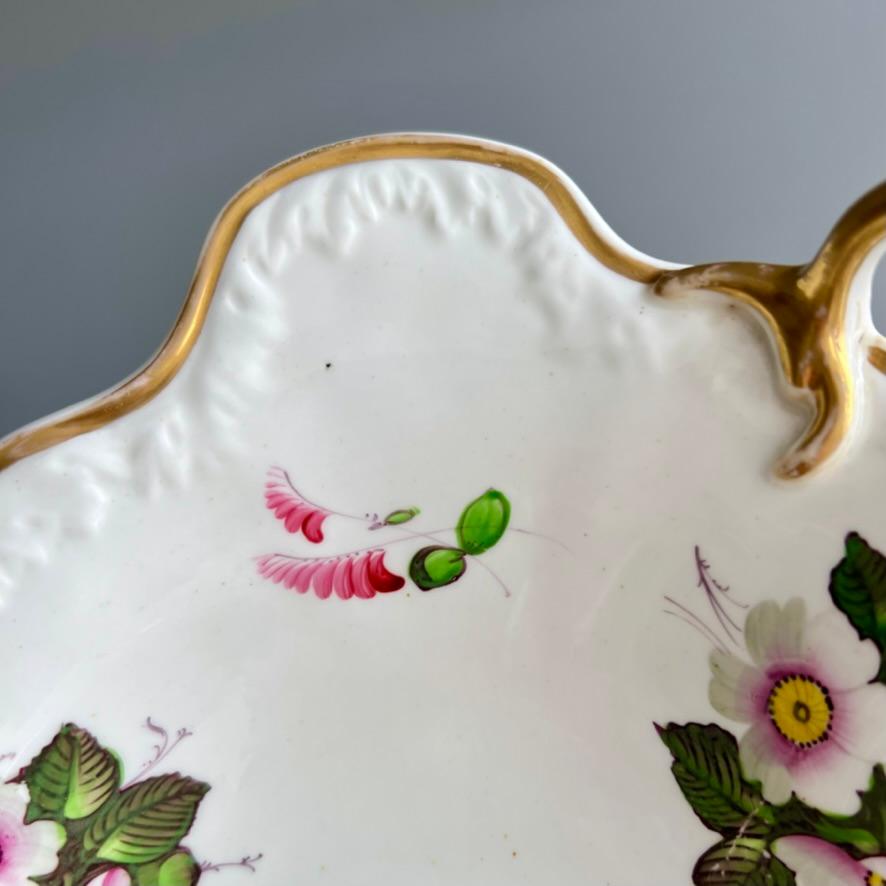 Samuel Alcock Fußkombi, geschmolzener Schnee, weiß mit Hundsrosen, um 1823 (Handbemalt) im Angebot