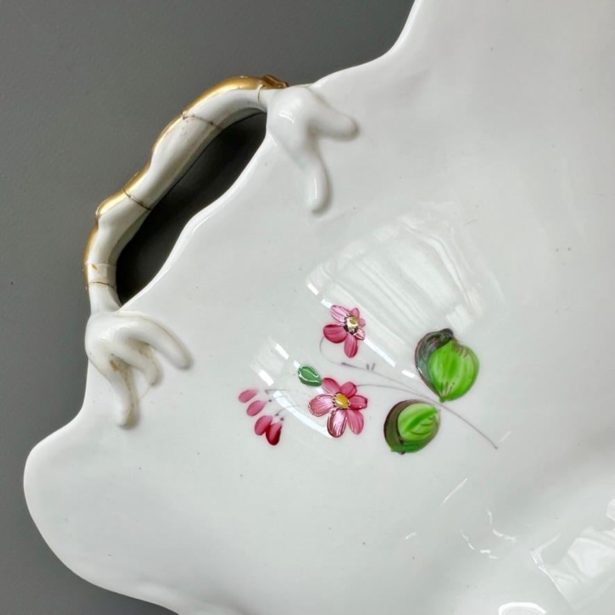 Samuel Alcock Fußkombi, geschmolzener Schnee, weiß mit Hundsrosen, um 1823 (Porzellan) im Angebot