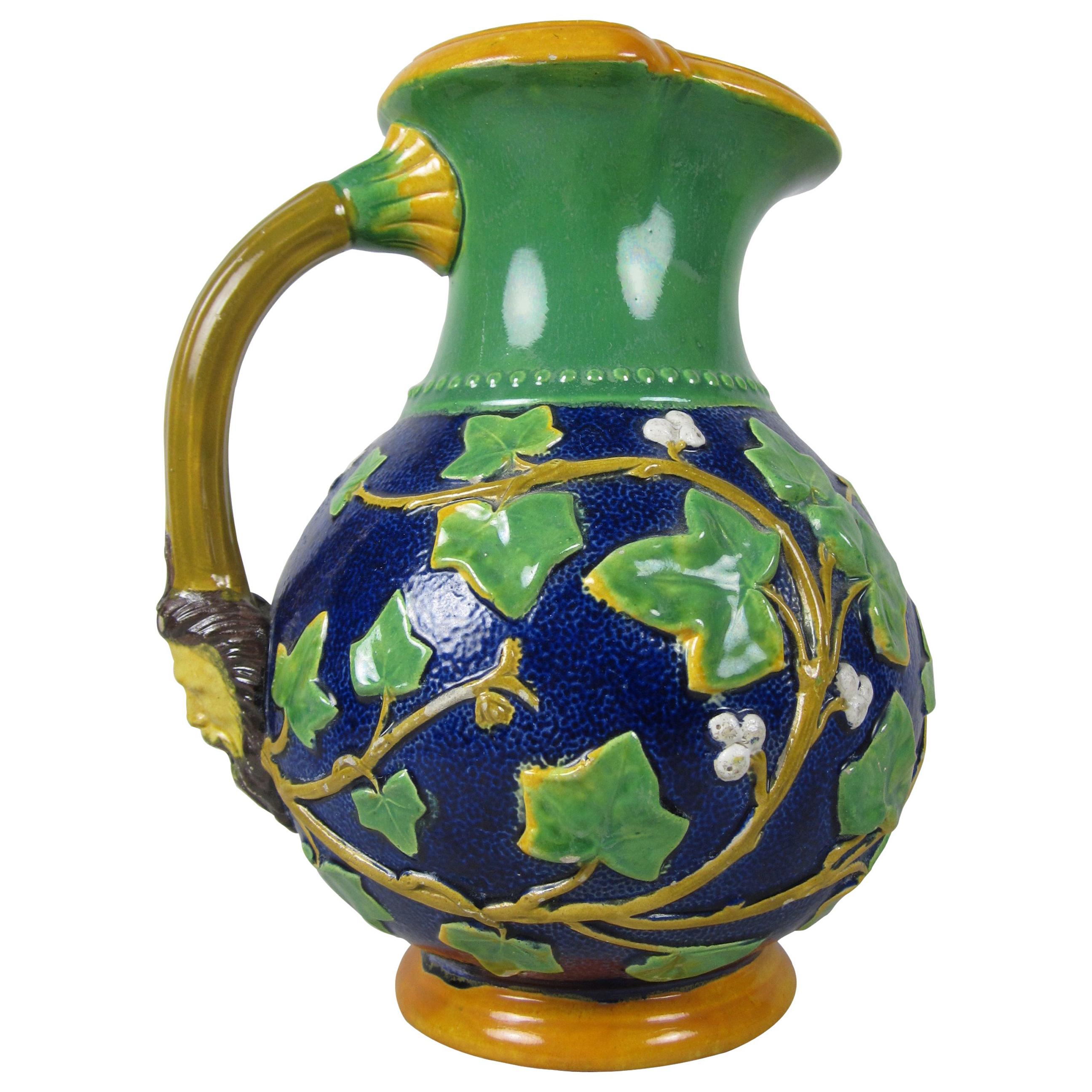 Pichet en majolique bleu cobalt et vert à lvigne et masque de Samuel Alcock, Angleterre, 1875 en vente