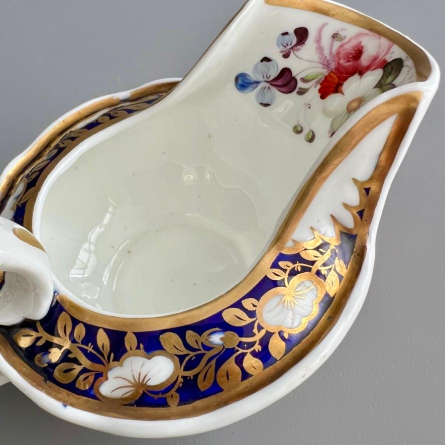 Jarra lechera Samuel Alcock, azul cobalto, vides y flores doradas, ca. 1825 en venta 3