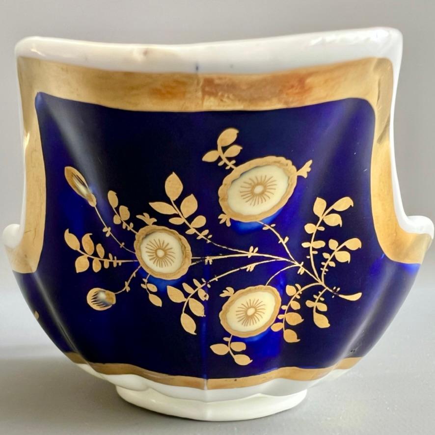 Jarra lechera Samuel Alcock, azul cobalto, vides y flores doradas, ca. 1825 Porcelana en venta