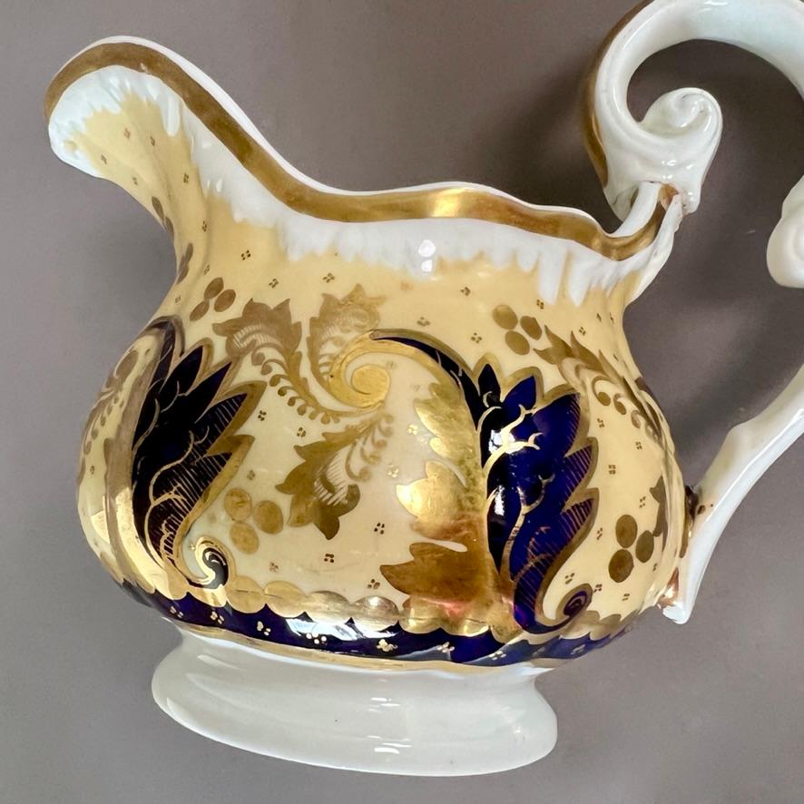 Début du XIXe siècle Pot à lait Samuel Alcock, jaune pâle, doré et fleurs, vers 1824 en vente