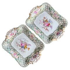 Pareja de platos rectangulares Minton, Newcastle en relieve, Flores J. Bancroft, 1857