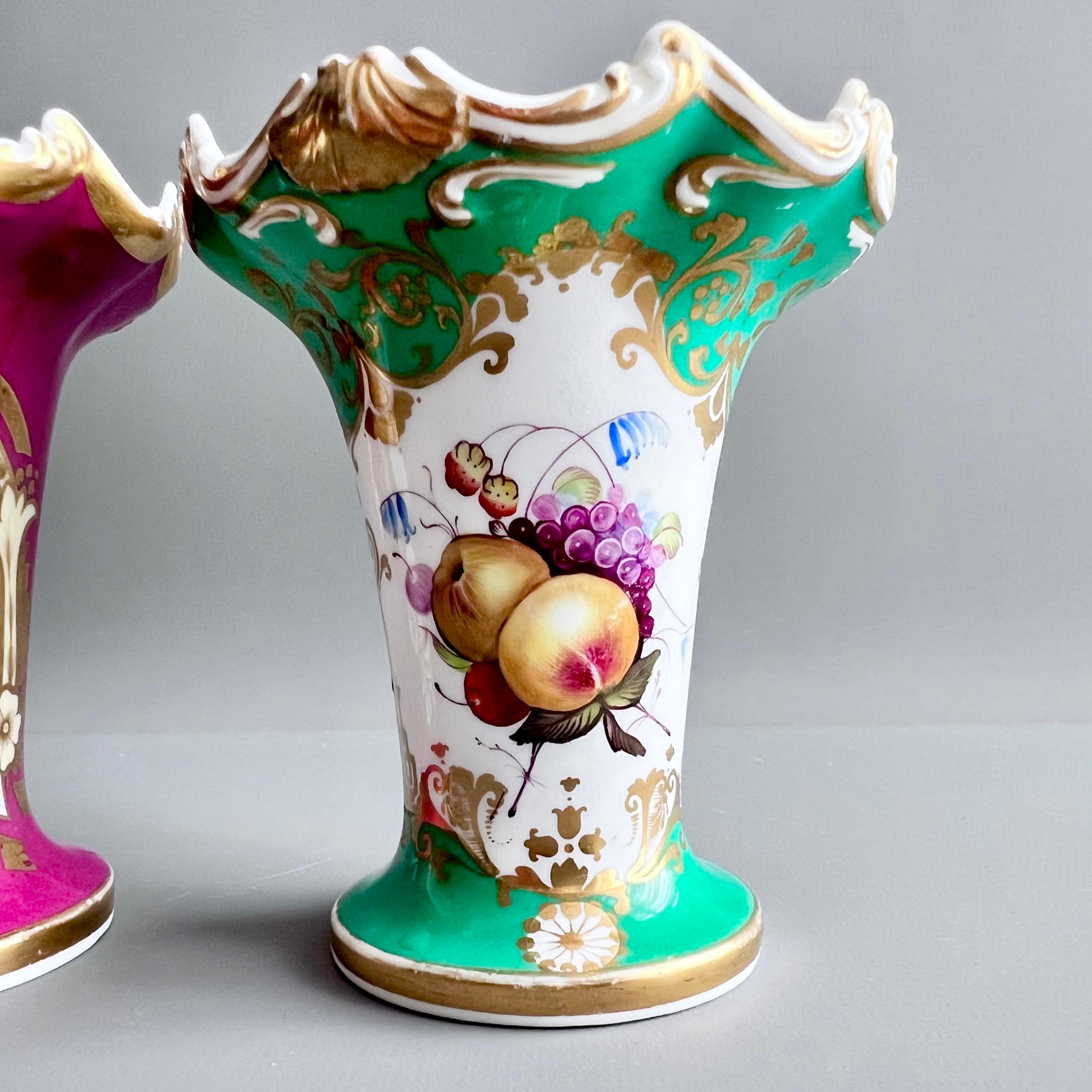 Dipinto a mano Samuel Alcock Coppia di vasi, marrone, verde smeraldo, frutta e fiori, 1831 ca. in vendita