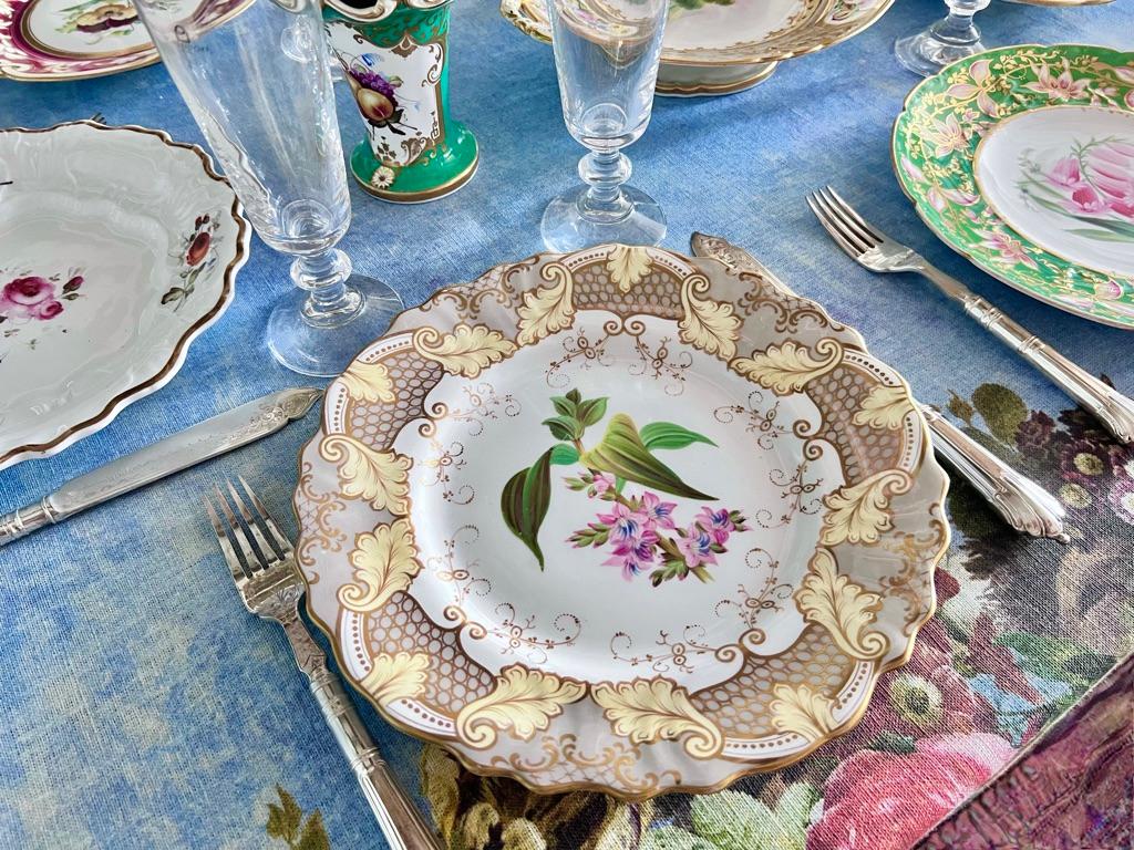 Se trata de un hermoso plato con un cálido borde gris y beige de hojas de acanto fluyentes y diseño de guijarros con dorado elaborado, y una hermosa flor rosa en el centro.

Patrón: 8107
Año: hacia 1835
Tamaño: 23,5 cm (9,25
