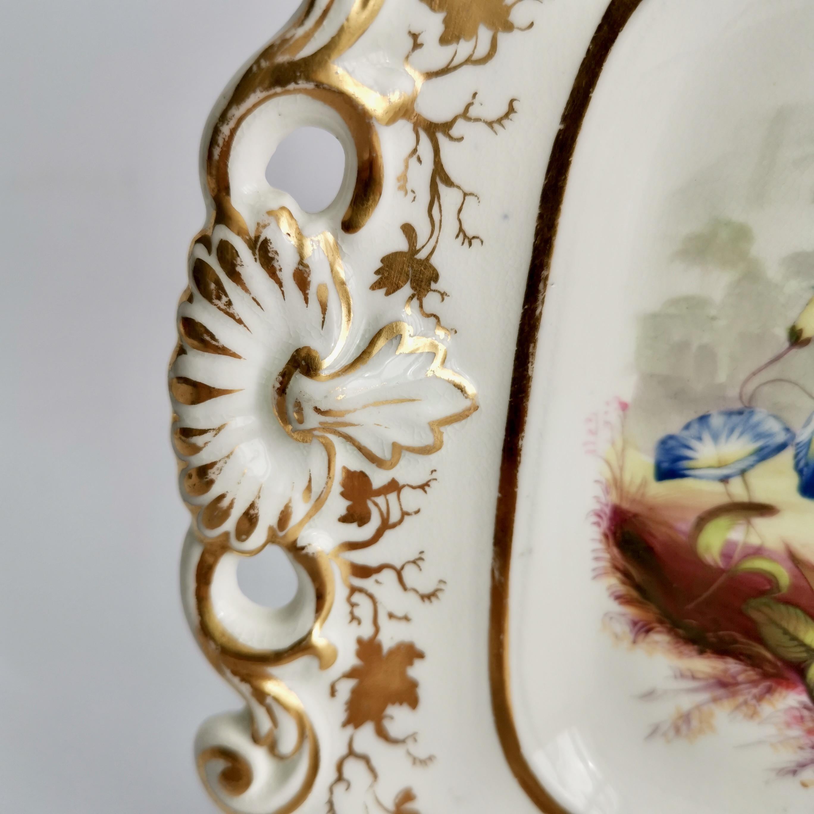 Porcelaine Assiette Samuel Alcock, coquillage inversé, fleurs, provenance G.A.Godden Regency 1822 en vente