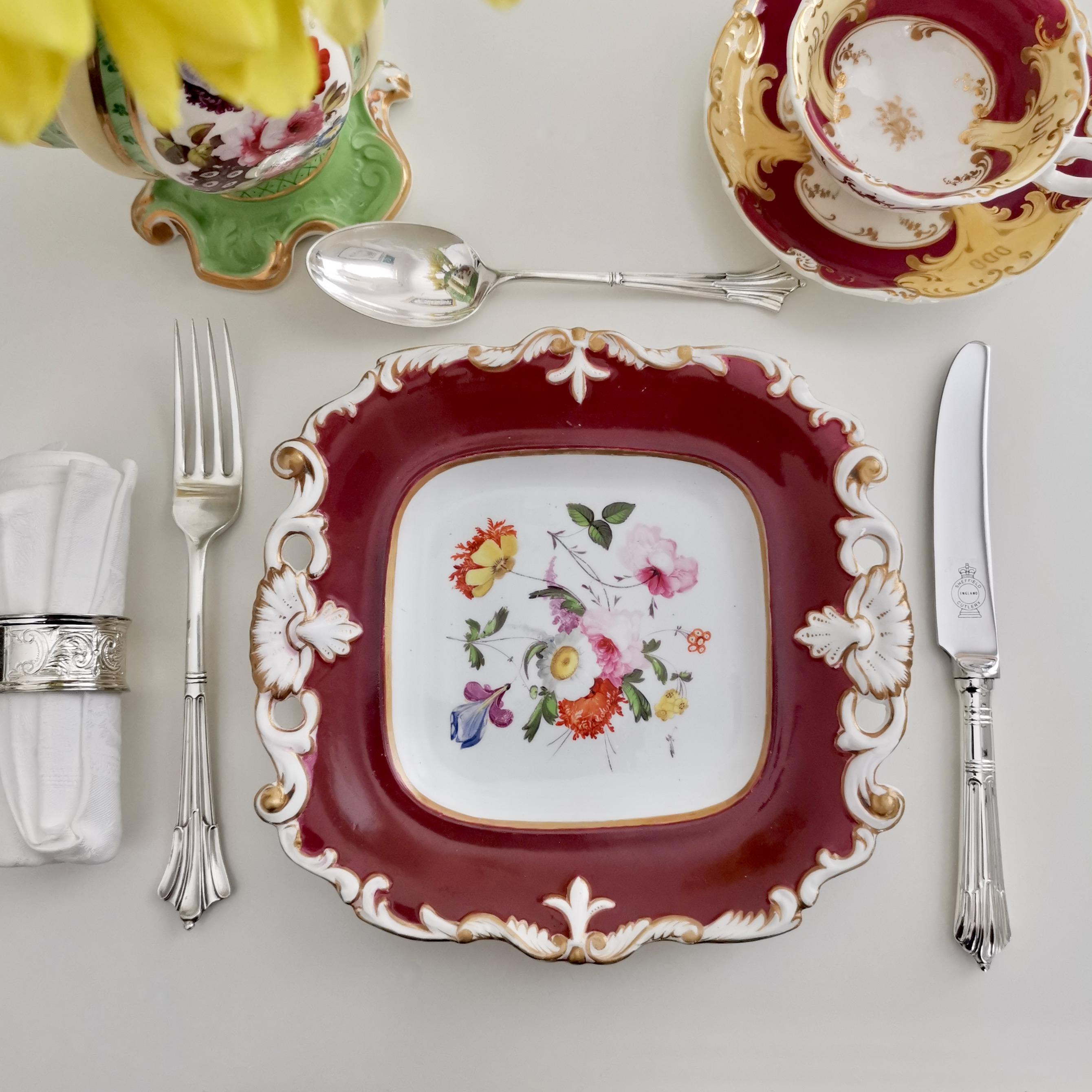 Si tratta di un piatto da dessert molto suggestivo e raro realizzato da Samuel Alcock intorno al 1825. Il piatto è quadrato e presenta la modanatura a 