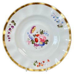 Assiette en porcelaine Samuel Alcock, blanc à bord vague avec gerbes de fleurs, vers 1823