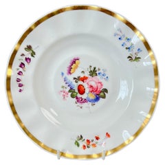 Piatto in porcellana di Samuel Alcock, bordo a onda bianco con fiori, 1823 ca.