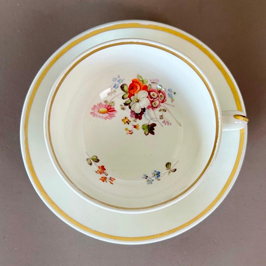 Samuel Alcock Porzellan-Teekanne, weiß mit Blumensprühfarben, um 1823 (Englisch) im Angebot