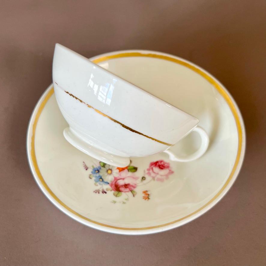 Taza de té de porcelana Samuel Alcock, blanca con flores, hacia 1823 en Bueno estado para la venta en London, GB