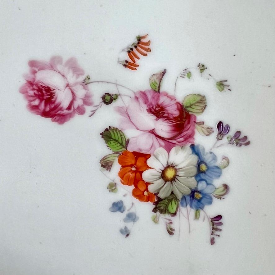 Samuel Alcock Porzellan-Teekanne, weiß mit Blumensprühfarben, um 1823 (Frühes 19. Jahrhundert) im Angebot