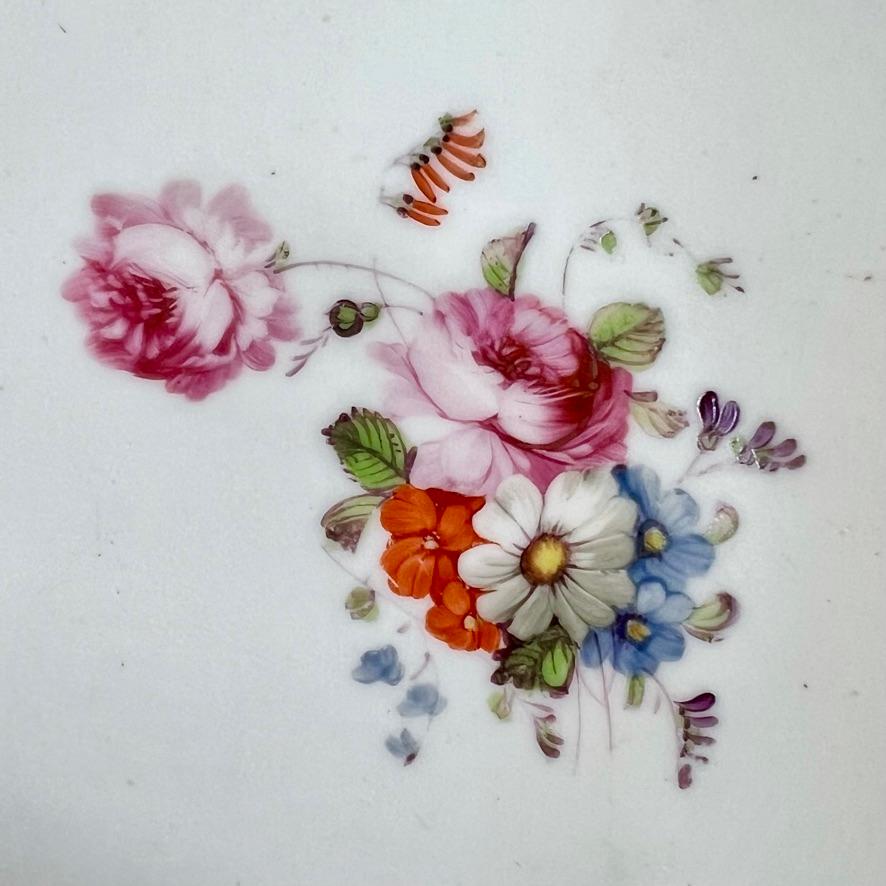 Taza de té de porcelana Samuel Alcock, blanca con flores, hacia 1823 principios del siglo XIX en venta