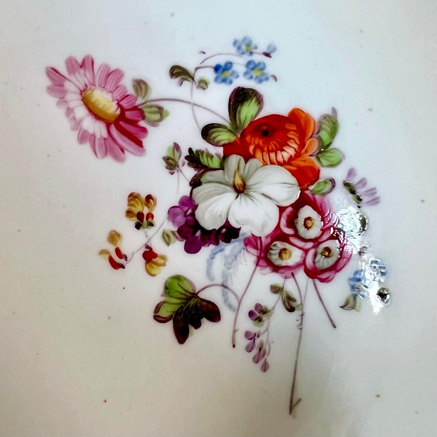 Samuel Alcock Porzellan-Teekanne, weiß mit Blumensprühfarben, um 1823 im Angebot 1
