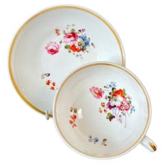 Taza de té de porcelana Samuel Alcock, blanca con flores, hacia 1823