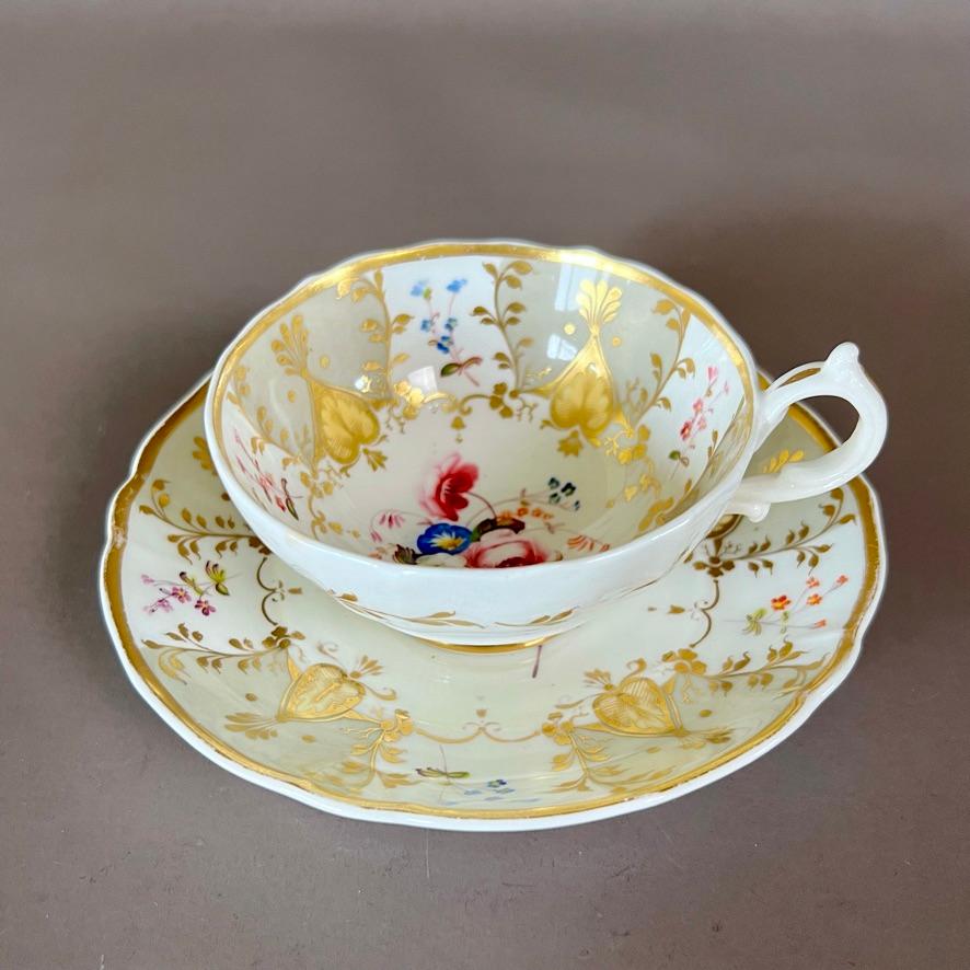 Anglais Service à thé solitaire de Samuel Alcock, beige, jaune pâle et fleurs, vers 1833 en vente