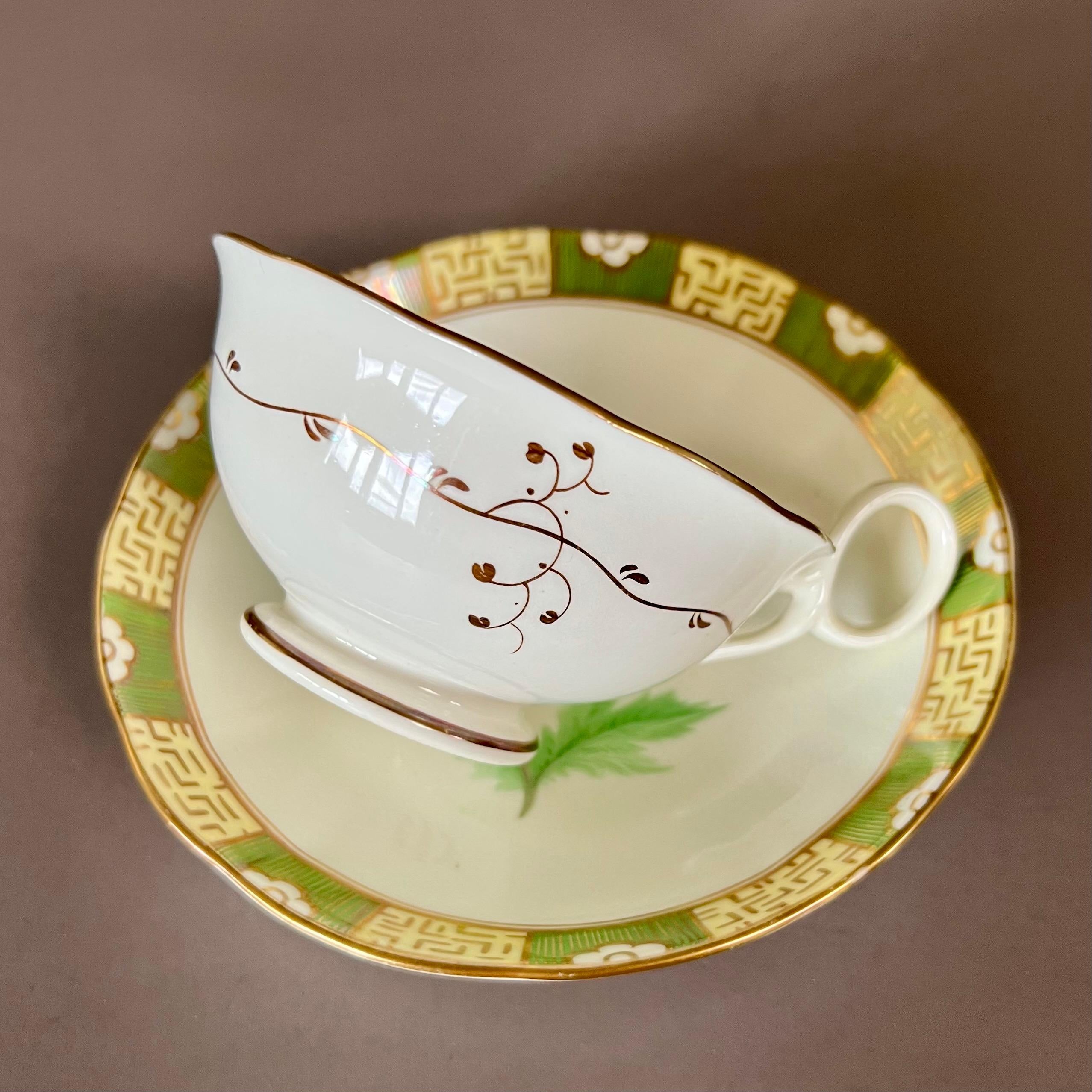 Tasse à thé japonaise Samuel Alcock, bordure verte, fleurs et coccinelle, vers 1843 Bon état - En vente à London, GB